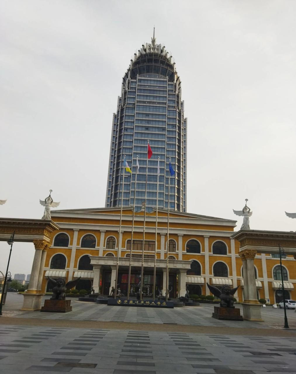 在外面看酒店高大雄伟壮观,里面看富丽堂皇精美怡人.