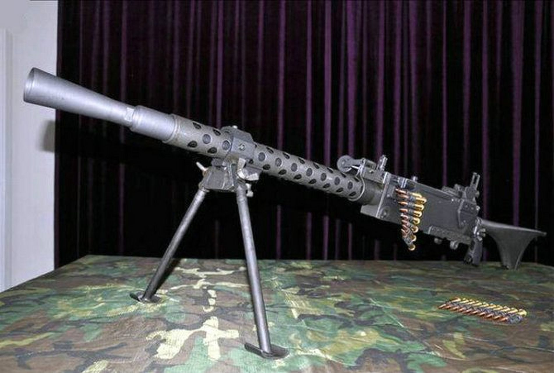 m1919a6通用机枪是在m1919a4中型机枪的基础上开发的,去除了笨重的