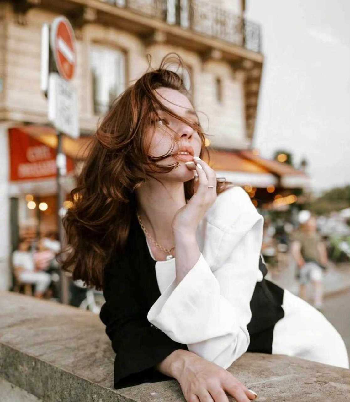 法式穿搭博主constance_d每个look都像法国电影片段般精致,简洁大方却