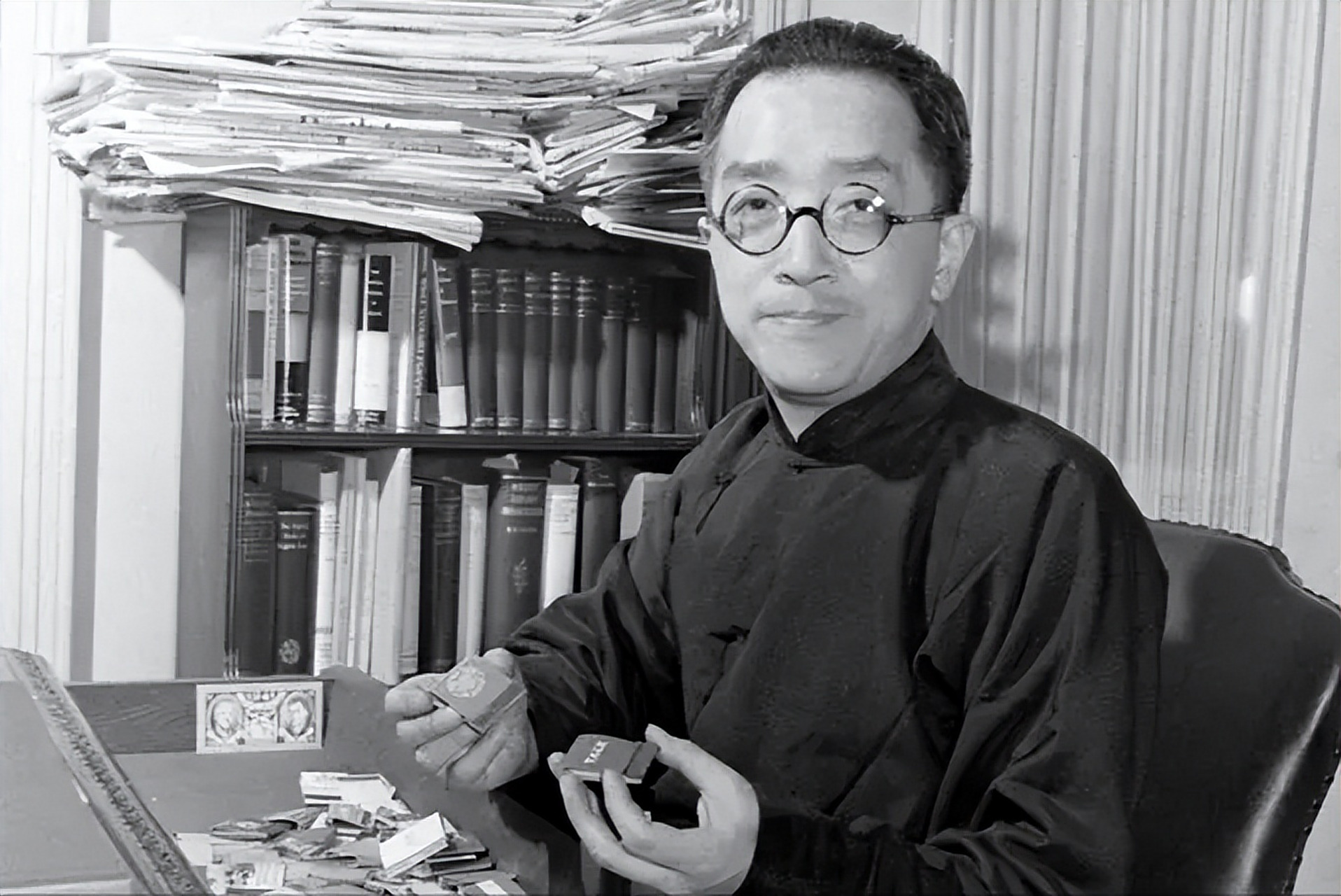 他是著名的北大校长,抽烟,酗酒,逛窑子,还拿了36个博士学位 胡适在