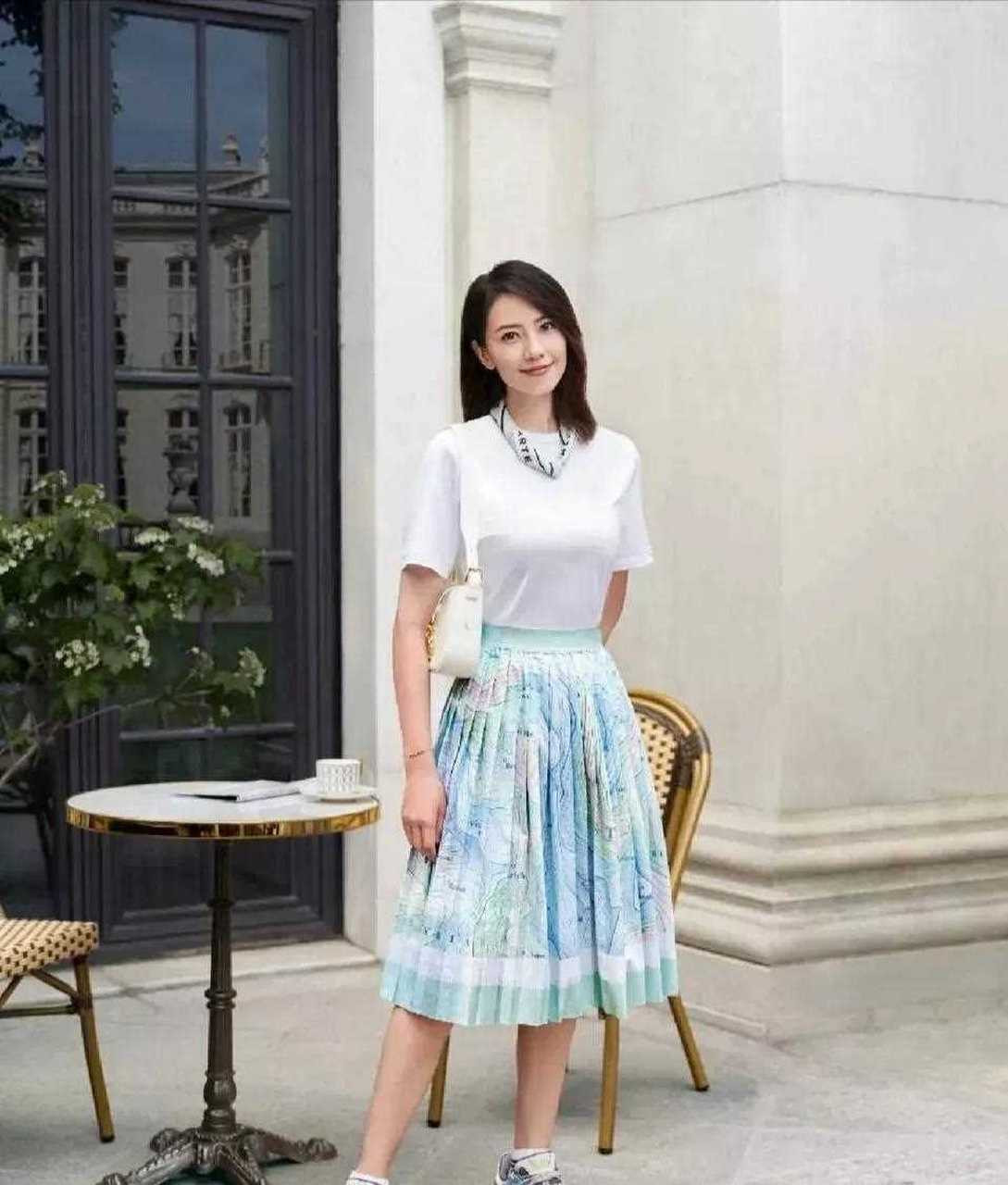 高圆圆真的什么风格都能驾驭,白色上衣加蓝色碎花裙真的很有的味道!