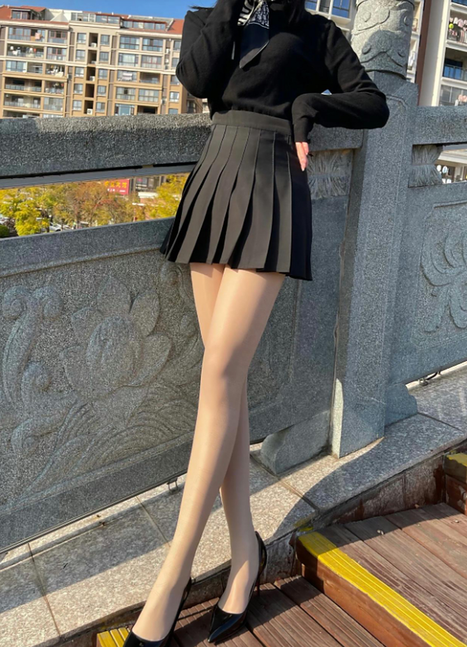 百褶裙配大长腿小姐姐