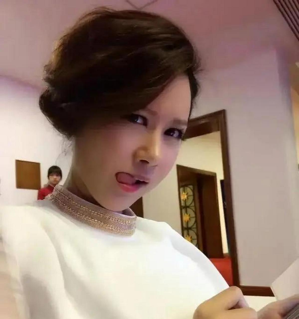 逼宫杉杉股份新晋董事长郑驹的后妈周婷,原名慰笛,是一名85后,出生于