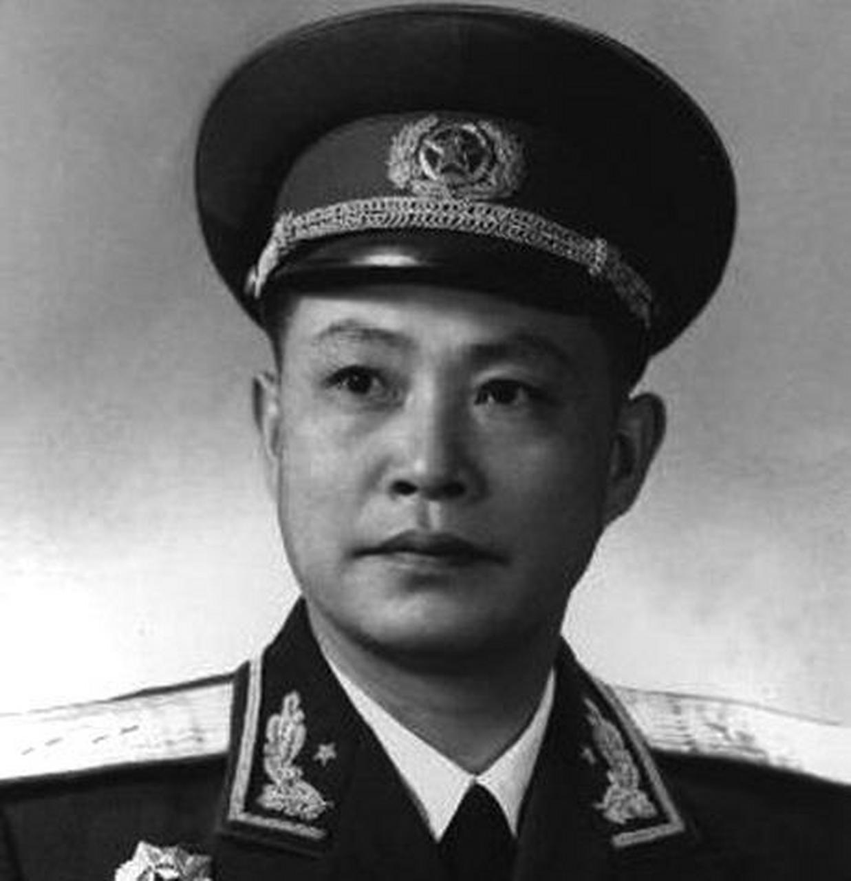 在开国将帅中,哪位将军最帅?恐怕还要数黄新廷.