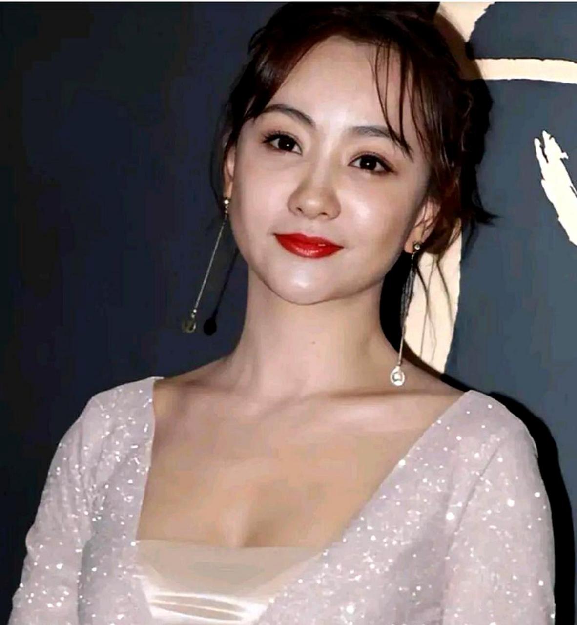 杨蓉,80后美女演员,穿着粉色礼服裙,展现出温婉贤淑的气质和高雅风范.