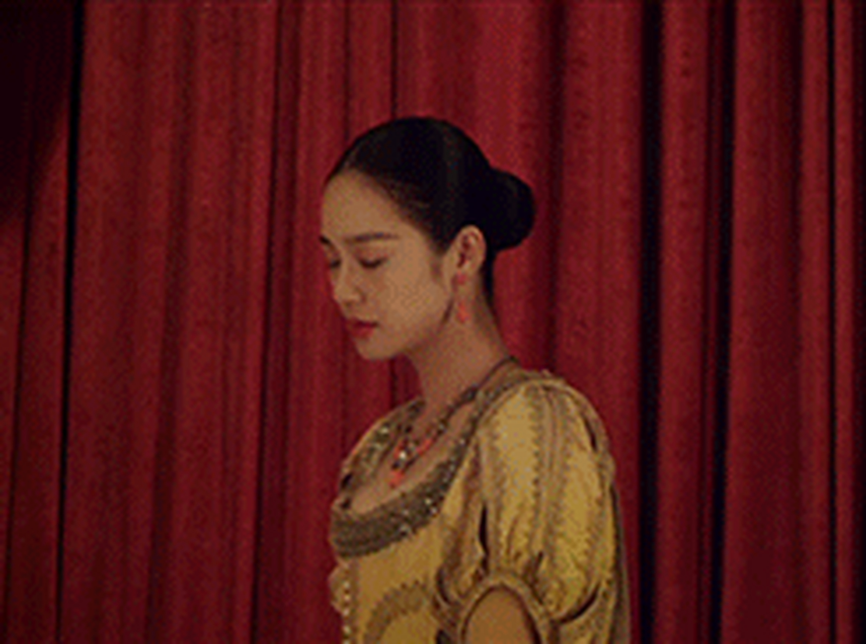 周韵2016年凭借参演的文艺武侠电影《刺客聂隐娘》获得第十届亚洲电影