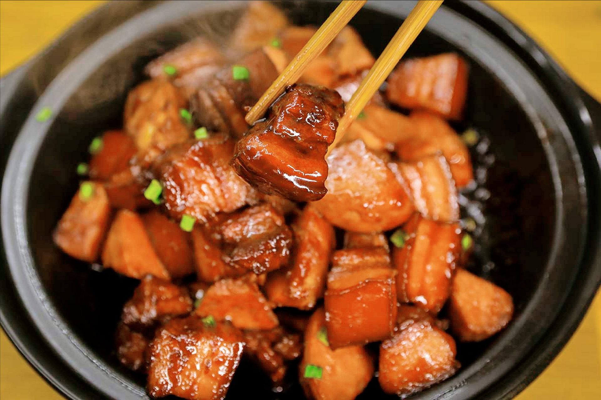 奇趣美食嘉年华#芋头红烧肉 推荐做法:【芋头红烧肉】 1.