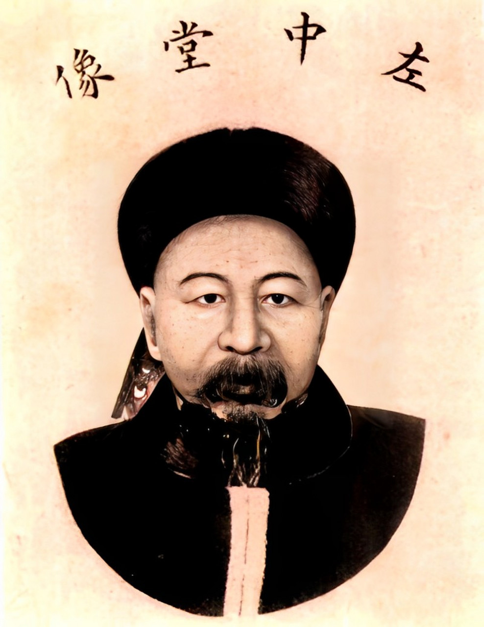 1872年,曾国藩去世,家人正忙着,仆人喊道:"左宗棠·大人的挽联.