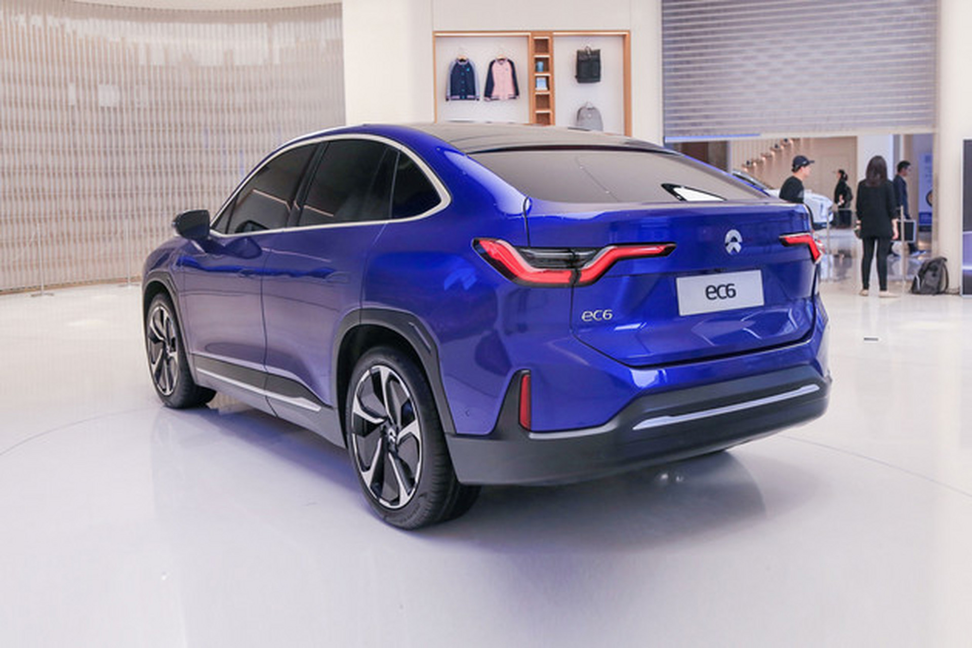 蔚来ec6正式下线,新车作为蔚来的第三款suv车型,采用了溜背式的造型