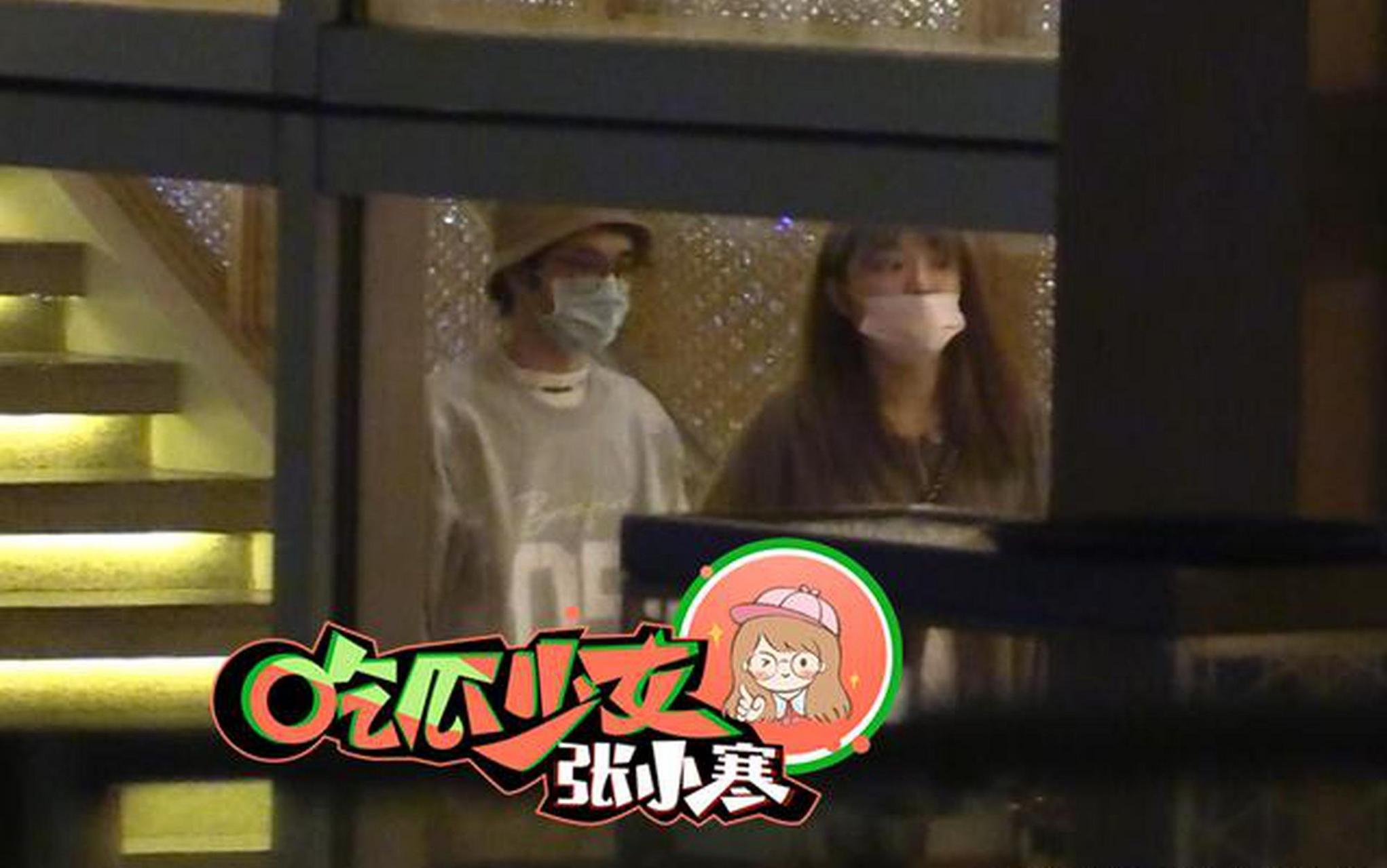 华晨宇带和助理深夜现身酒吧,公共区悠闲吸烟动作娴熟.