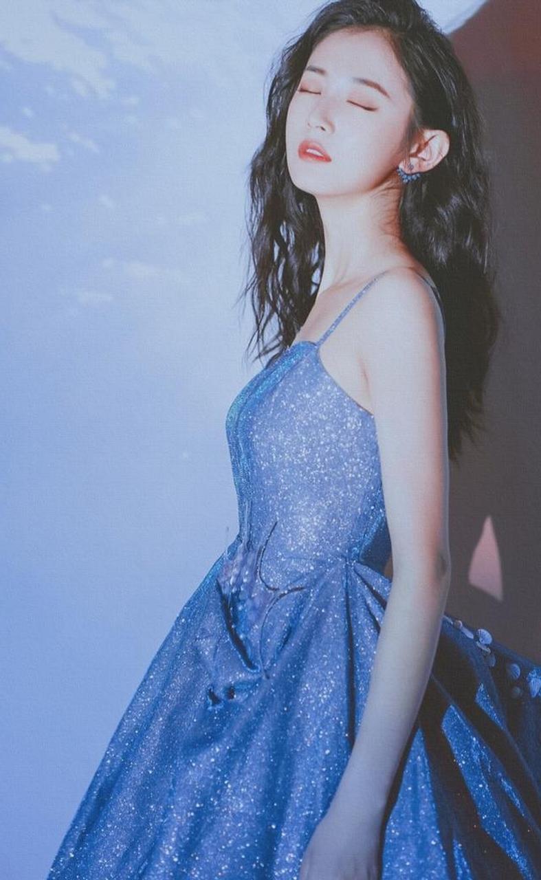 陈钰琪是仙女本仙吧?穿蓝色星空裙美丽动人,我一女孩看了都稀罕
