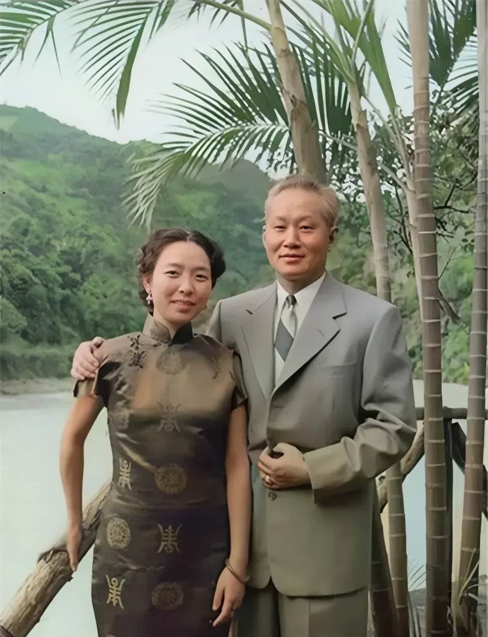 在南京当辅导员时,经别人介绍,认识了当时就读于