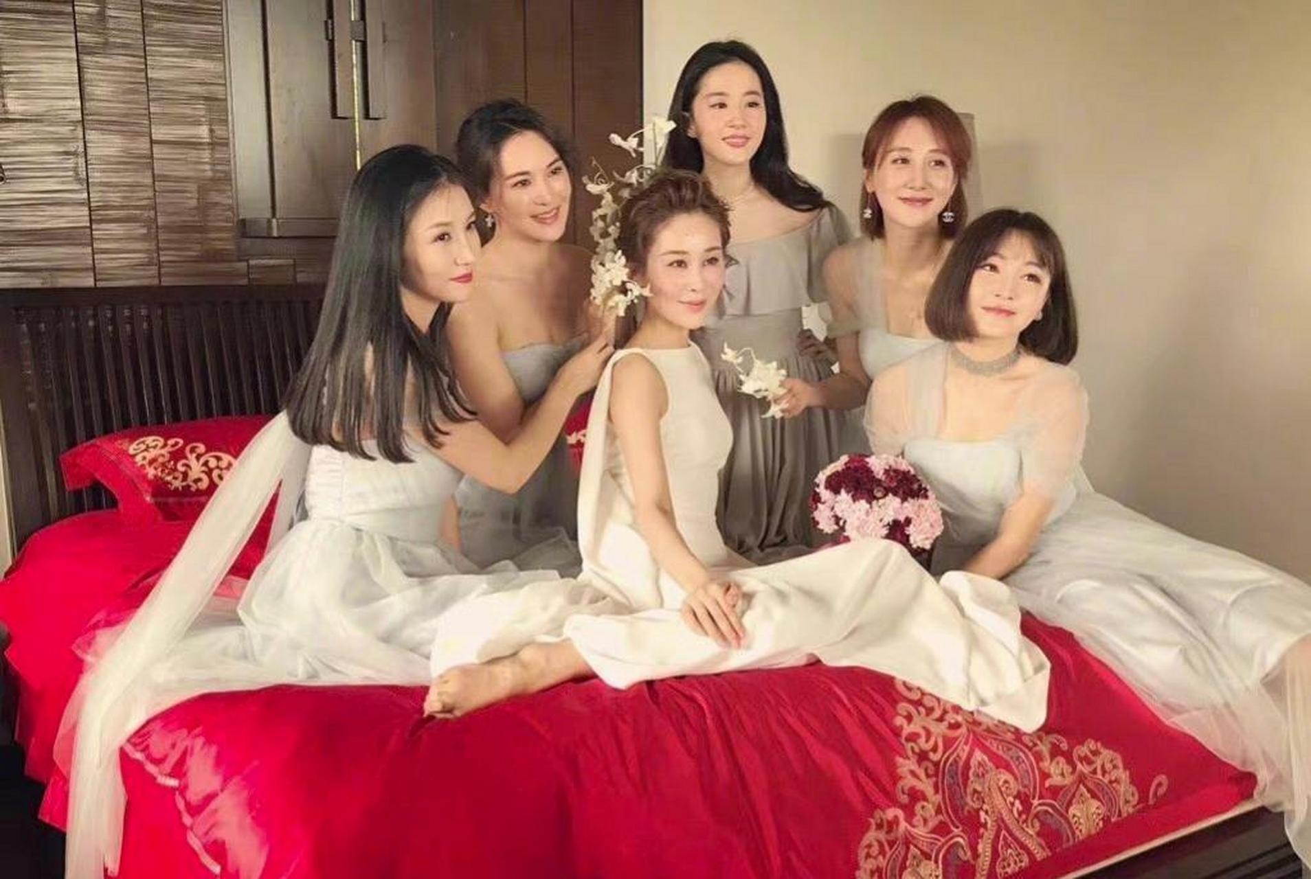 又发现一张刘亦菲的伴娘照,她到底给多少人当过伴娘呀,长得清纯又漂亮