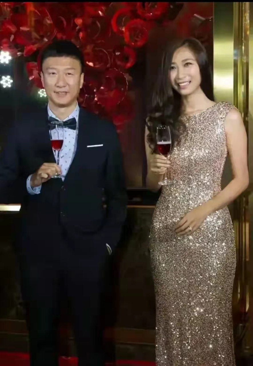 孙红雷罕见带娇妻出席活动,王骏迪身高177,气质型美女一枚,身材颜值太