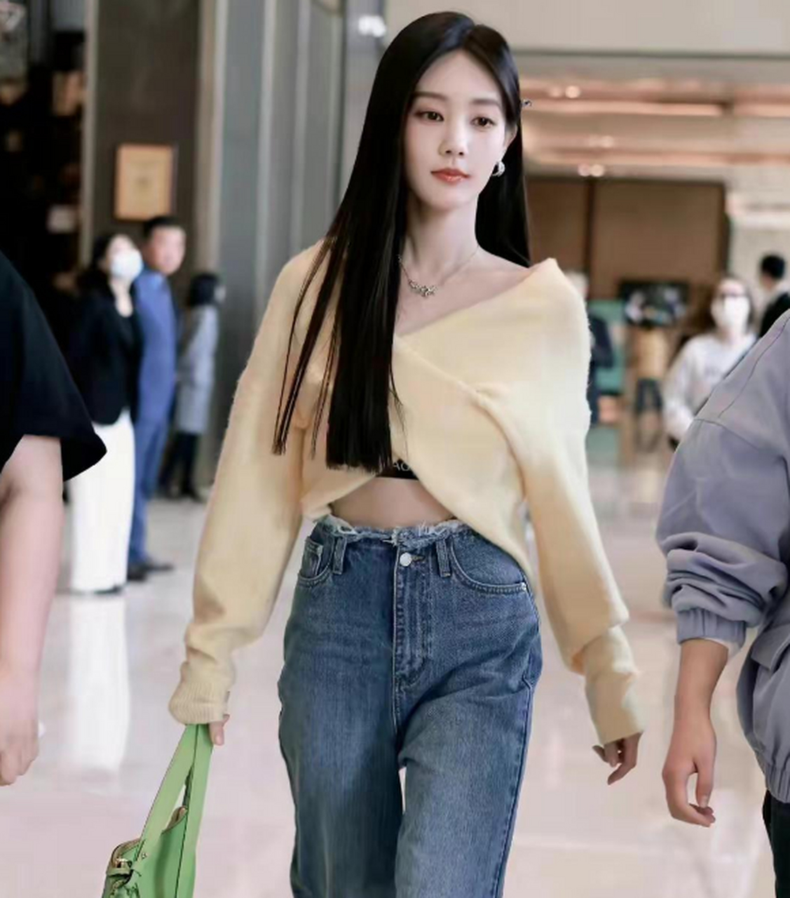 李一桐穿短款针织衫配牛仔裤,黑长直发型看着好温柔浪漫,真是太完美了