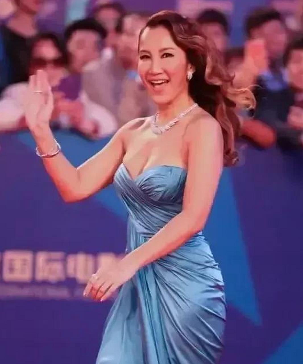 李玟这是胖了多少,能把紧身抹胸裙穿成这样!光看这胯像200斤胖子的.