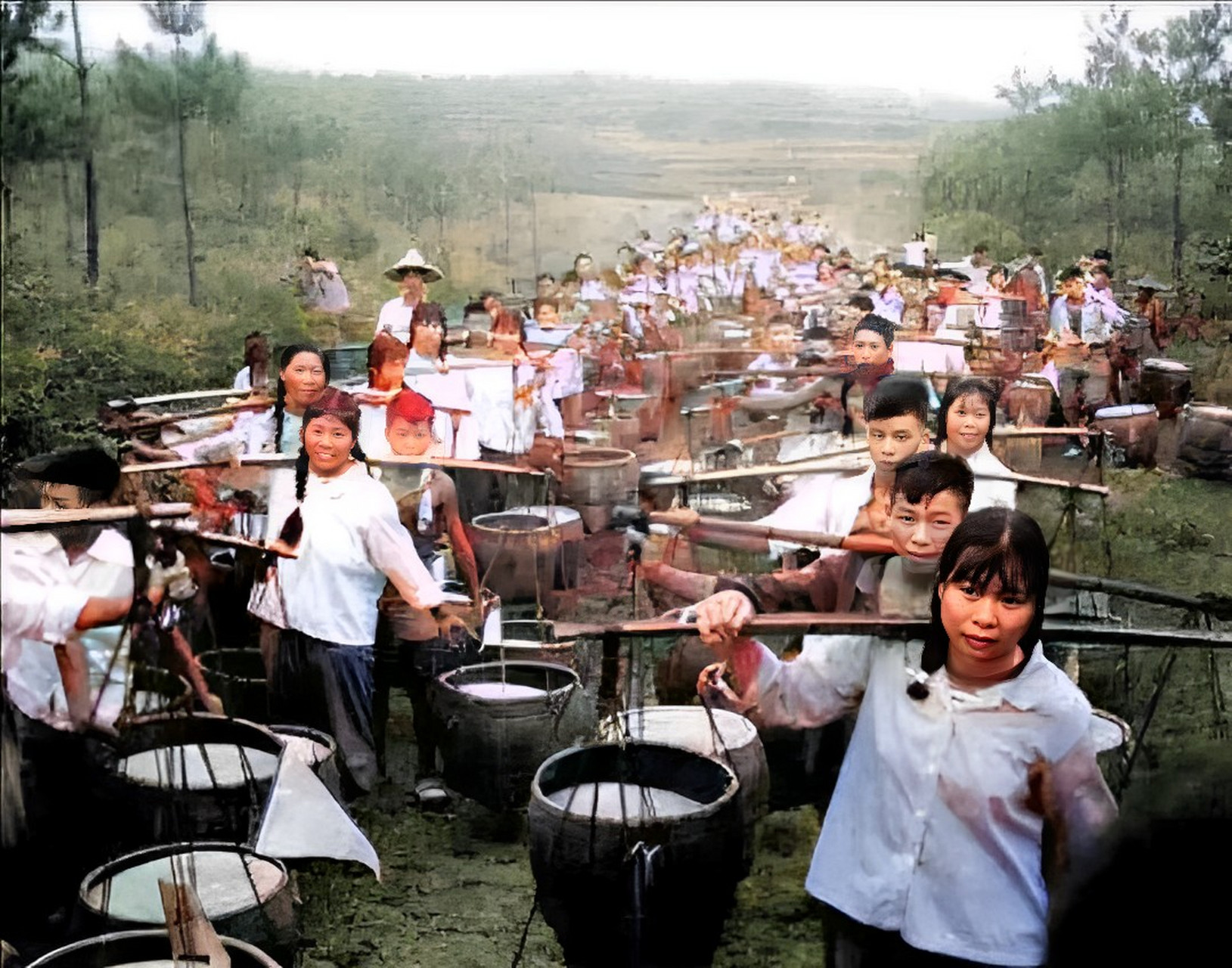 照片是上世纪人民公社时期青年上交公粮的照片.