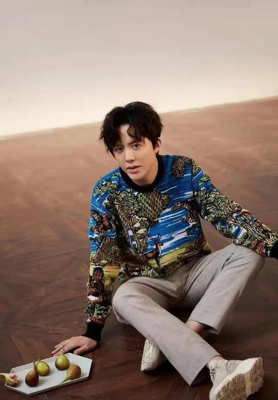 gif创作人# 郎朗和李云迪,生日只差四个月,一夜之间,竟成云泥之别.