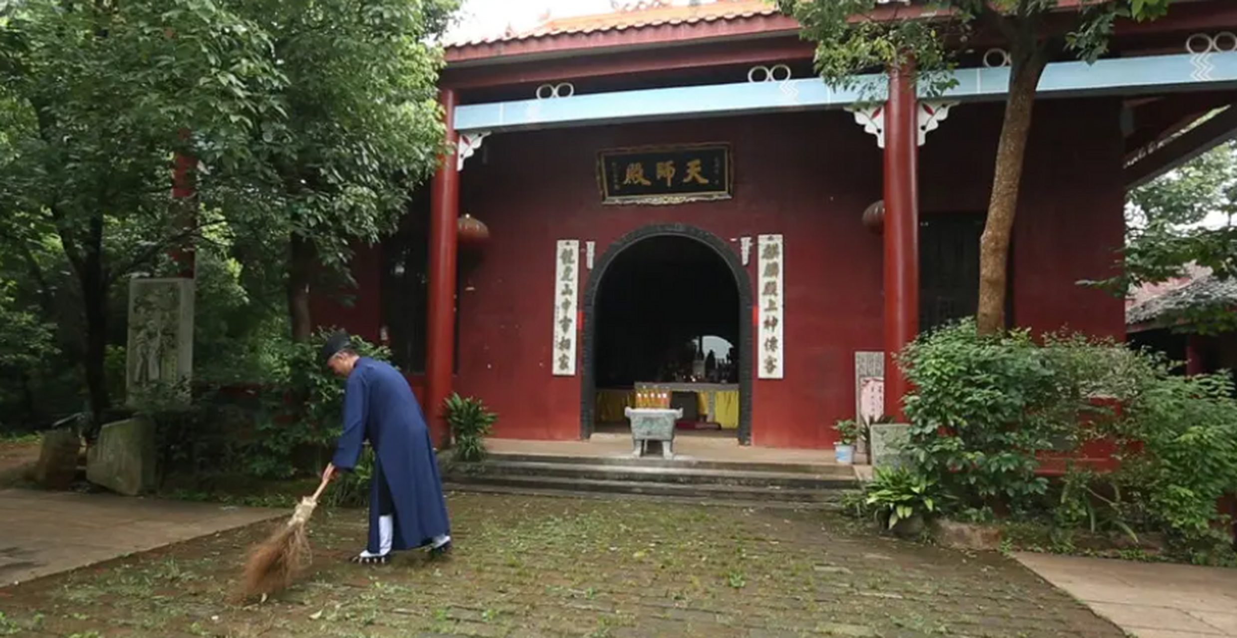 天师宫,座落在湘潭市湘江东岸著名的宝塔公园内,始建于明成化14年,被