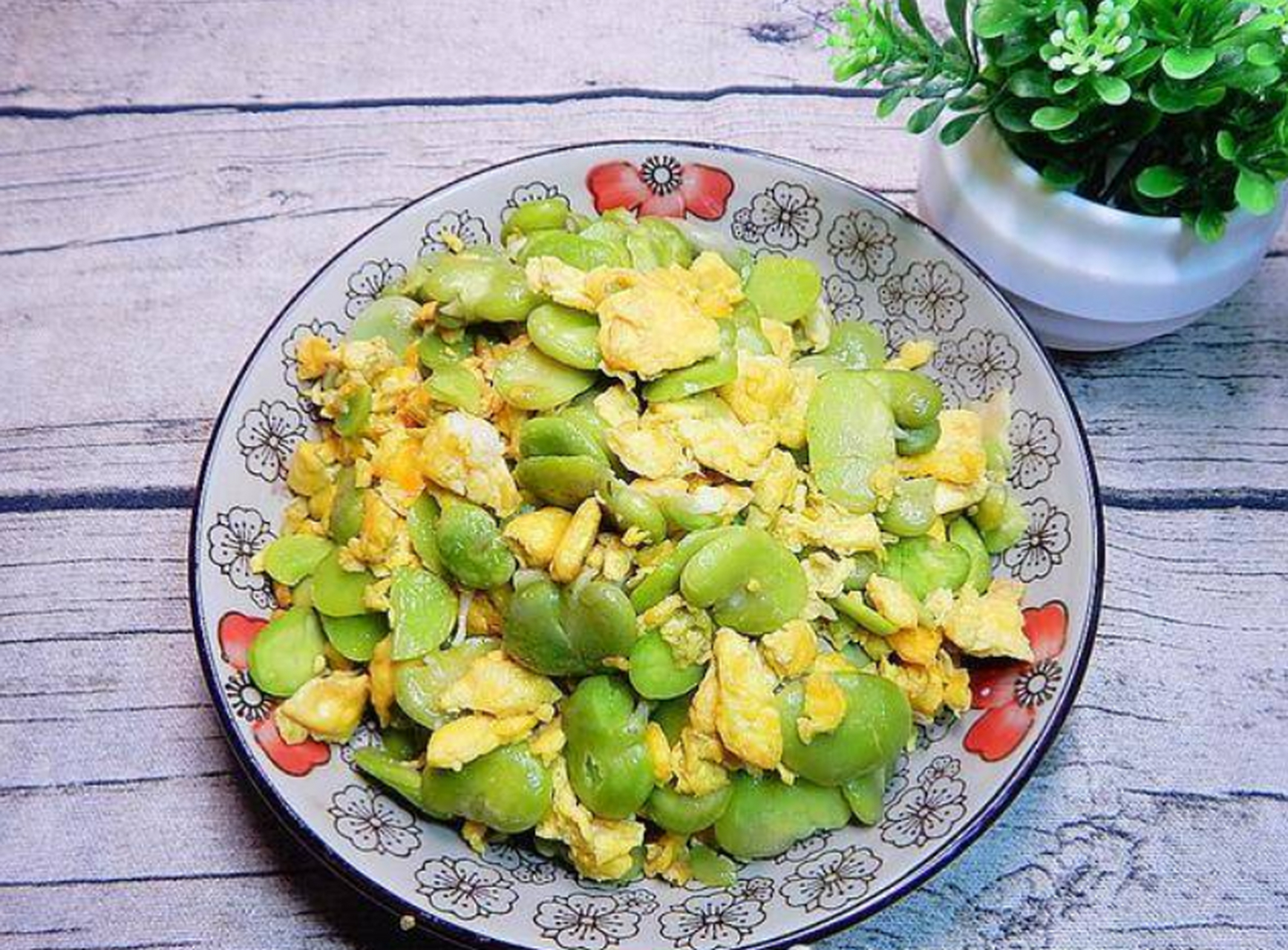 蚕豆瓣炒鸡蛋  材料:鸡蛋3个,蚕豆瓣2把,小米辣1个(可不要),盐少许