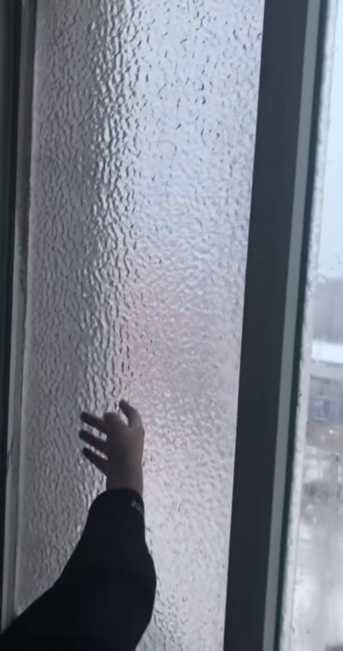 看看东北的天多冷,打开窗户,就像多了一层锤纹玻璃!