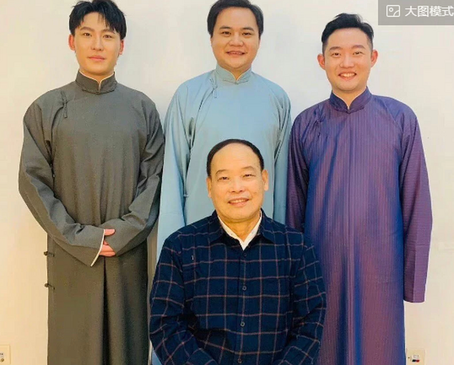 72岁相声大家赵伟洲罕见现身德云社相声春晚,与高峰合影气色不错