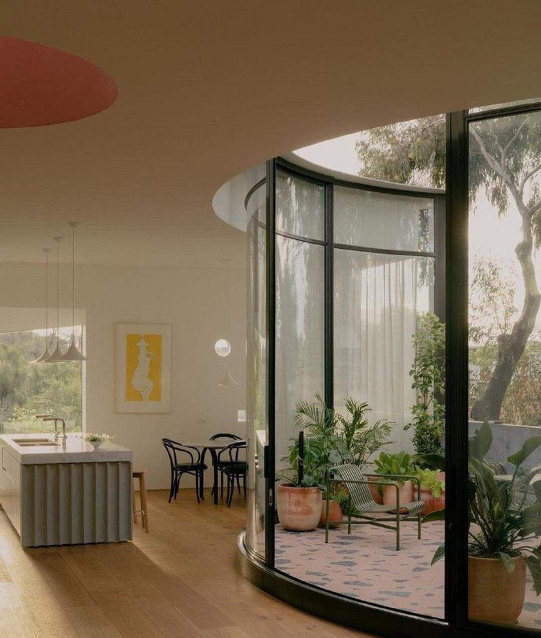 优雅舒适玻璃房,中心位置开一个半圆弧的天窗,全玻璃隔断,圆内阳台,圆