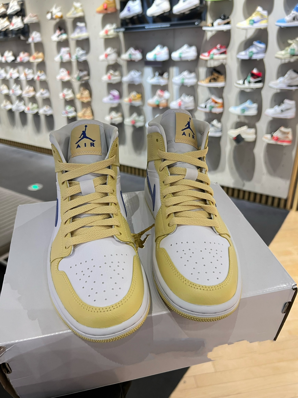 aj1 mid 柠檬黄93,小仙女还不快冲～ "奶黄白配色真的很赞78 很小