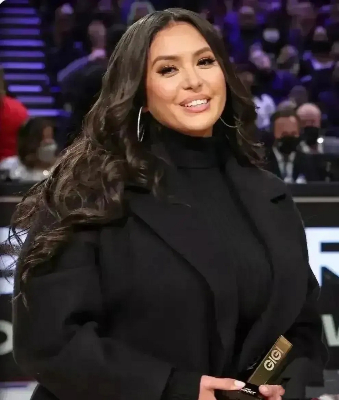 瓦妮莎体重超200斤,整个屏幕都快放不下女神了,跟之前凹凸有致的曲线