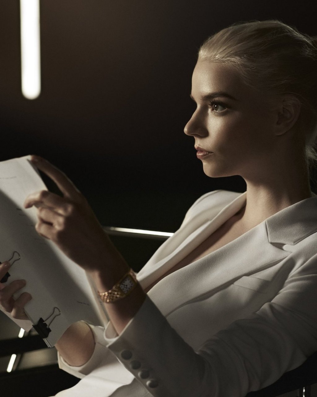 安雅·泰勒-乔伊 演绎积家jaeger-lecoultre 5月广告大片,白西装搭配