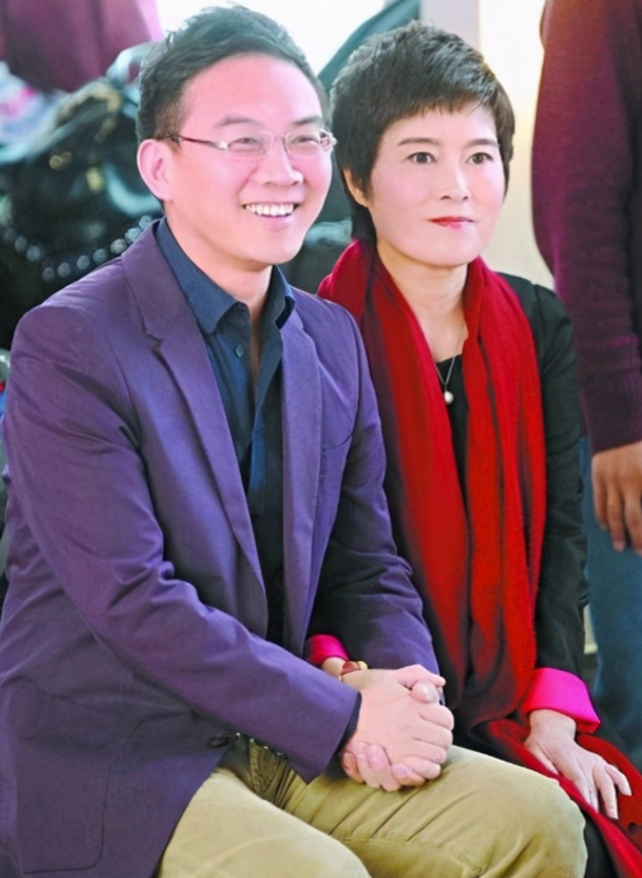 2015年,主播郎永淳妻子吴萍患癌,为了给她挣钱治病,郎永淳放弃自己的