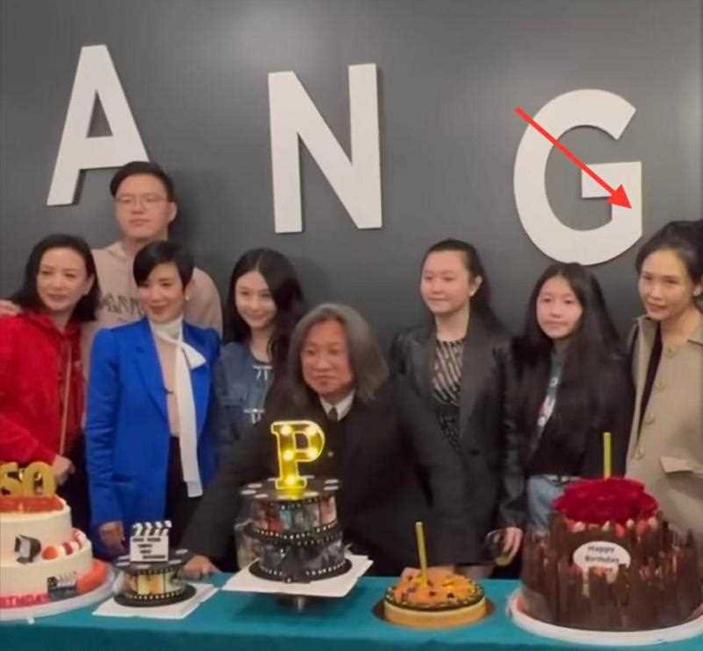 邱淑贞,沈月,沈星,沈日母女四人一起参加陈可辛导演的庆生派对,三个