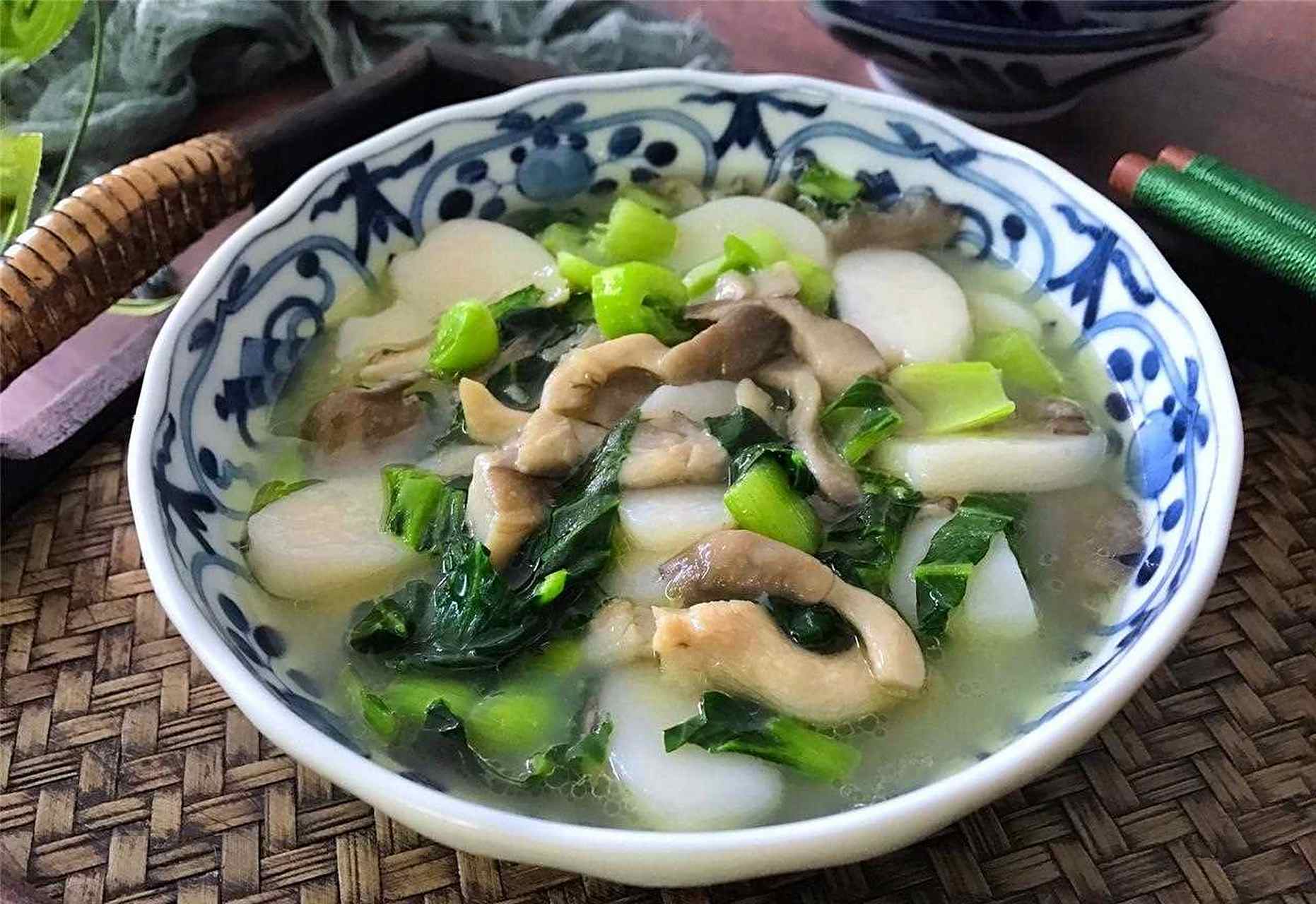 就做了这道江南人家常吃的汤年糕,加了些青菜和秀珍菇,鲜美又不失营养