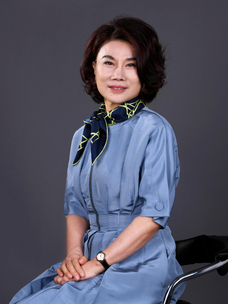 毕业后在一家化工研究所做行政工作.