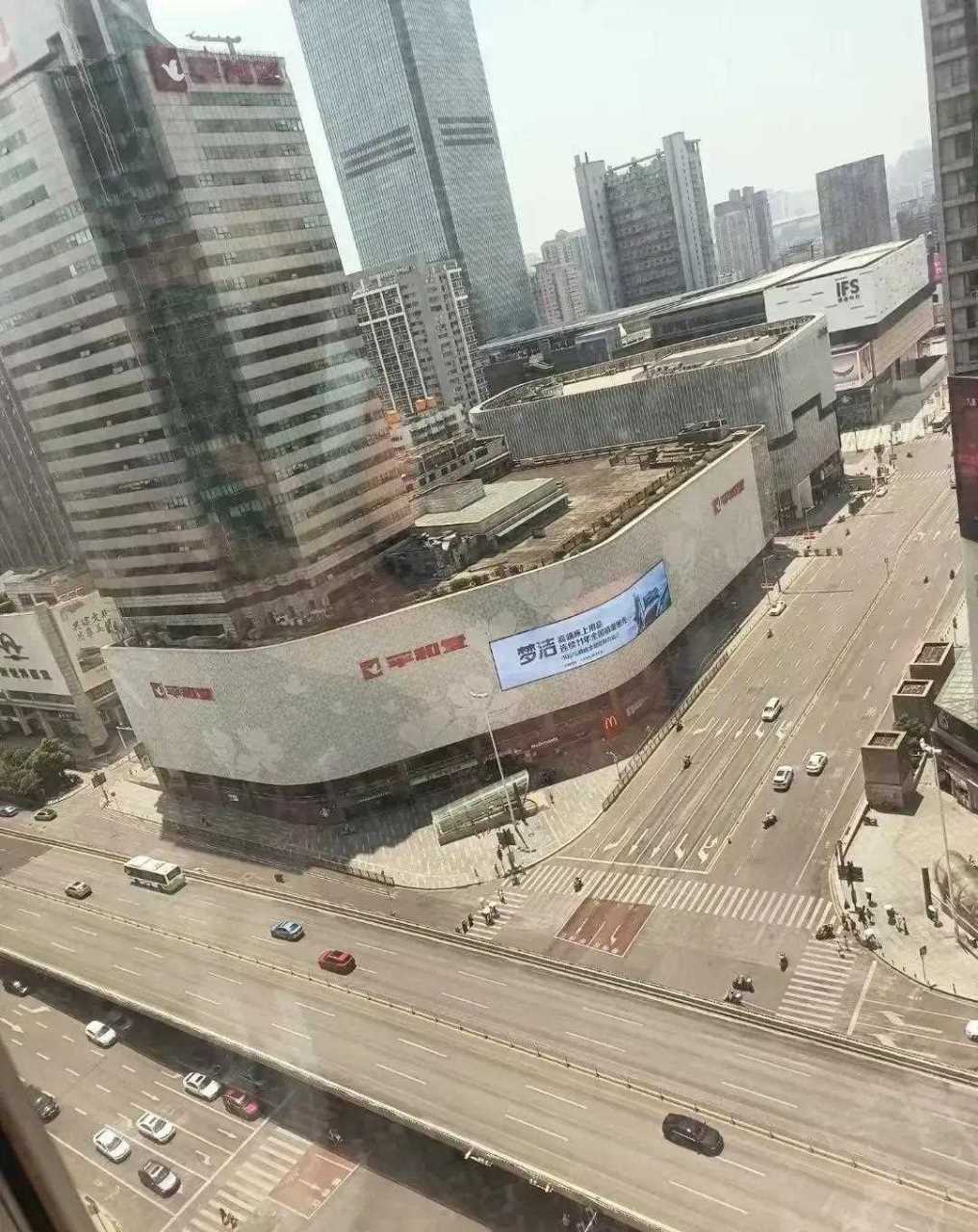今日长沙,最火的国金中心平和堂区域,车辆行人大幅度减少.