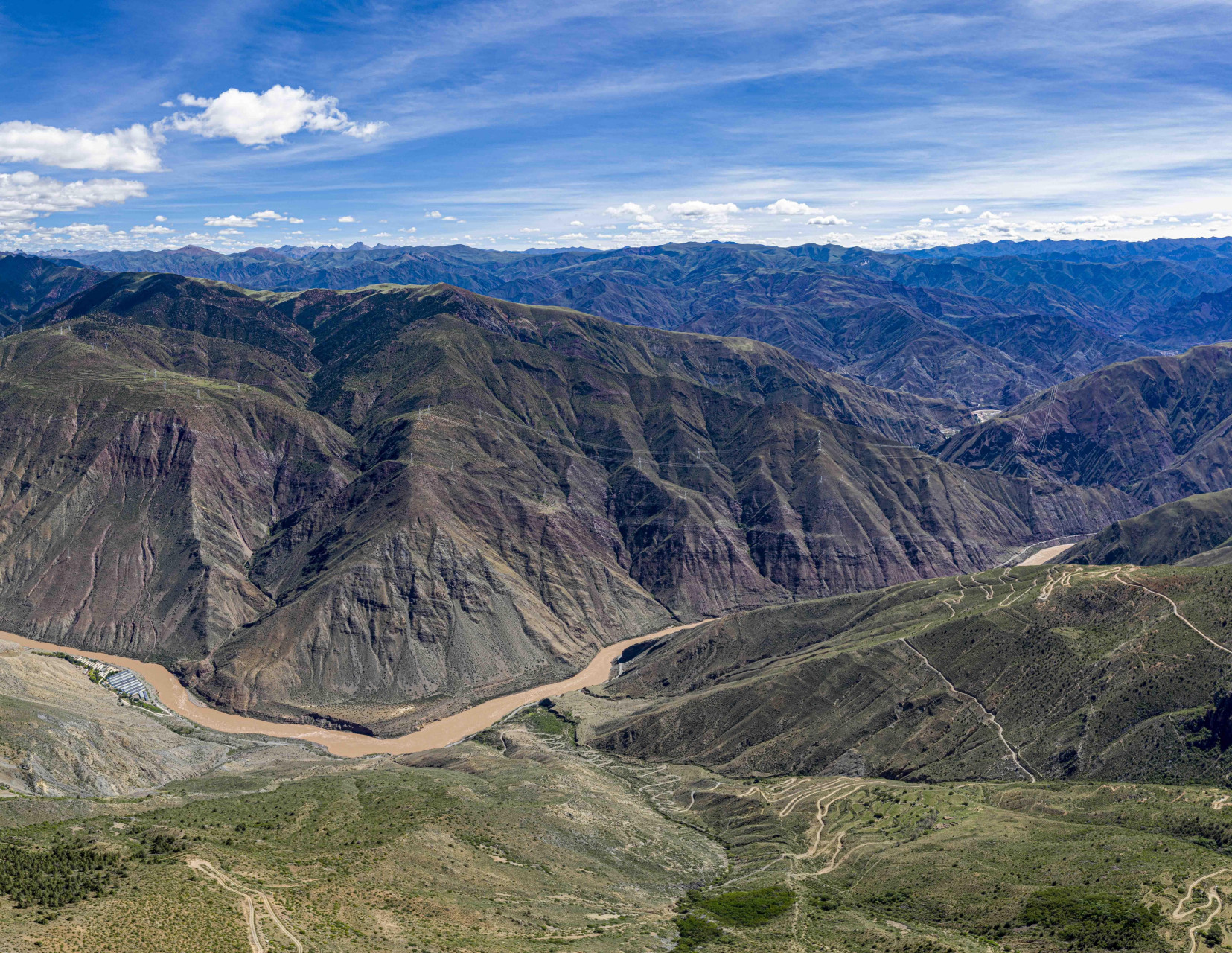 动态创作月#从察雅县吉塘镇莫东村上山,弯弯曲曲的察溢拉土路