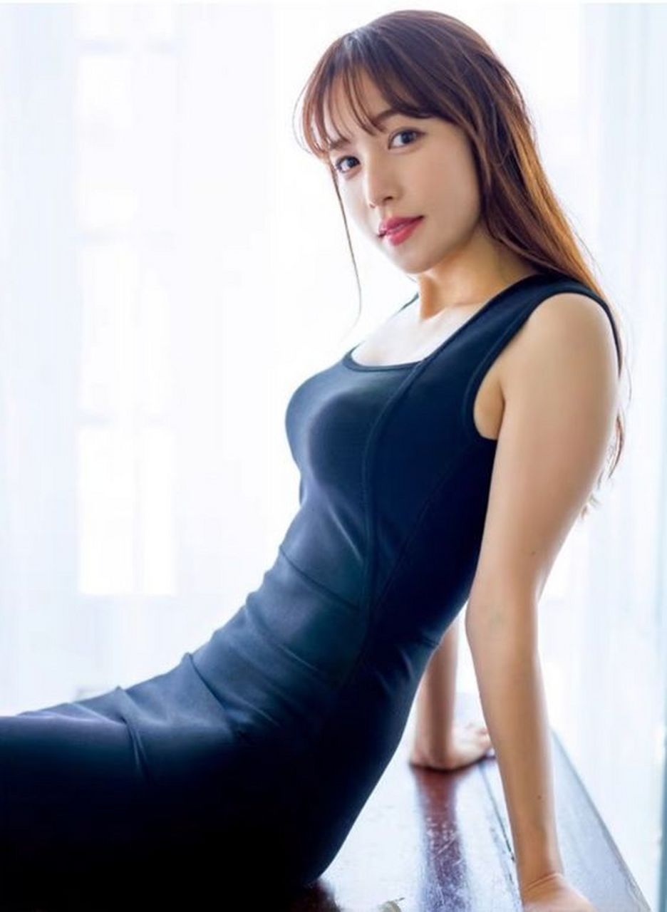 鹫见玲奈,1990年出生,2013年加入东京电视台,身材傲人,性格开朗,深受