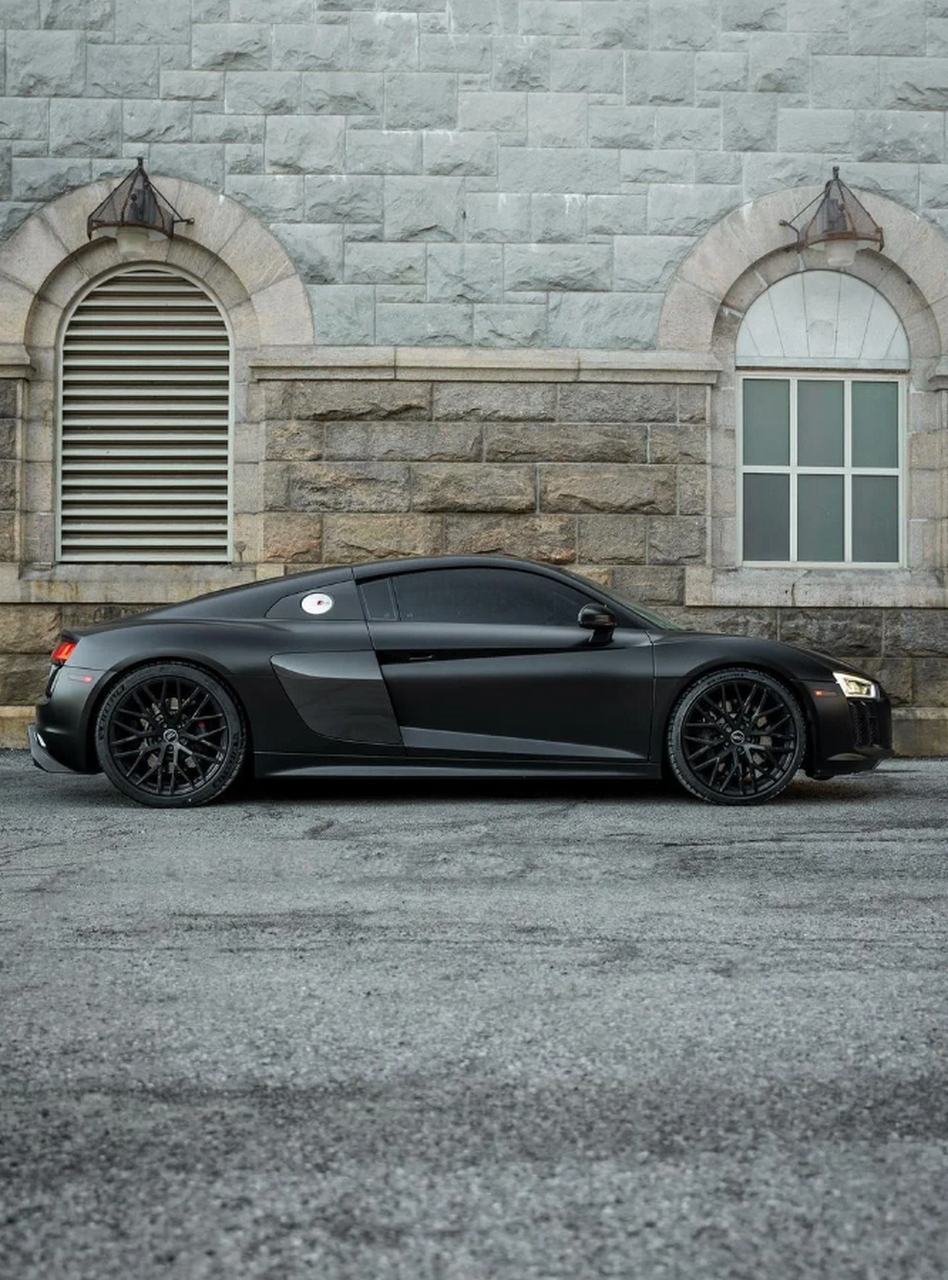 朋友们,今天我要给大家介绍一位新朋友——黑武士奥迪 r8 v10 coupé!