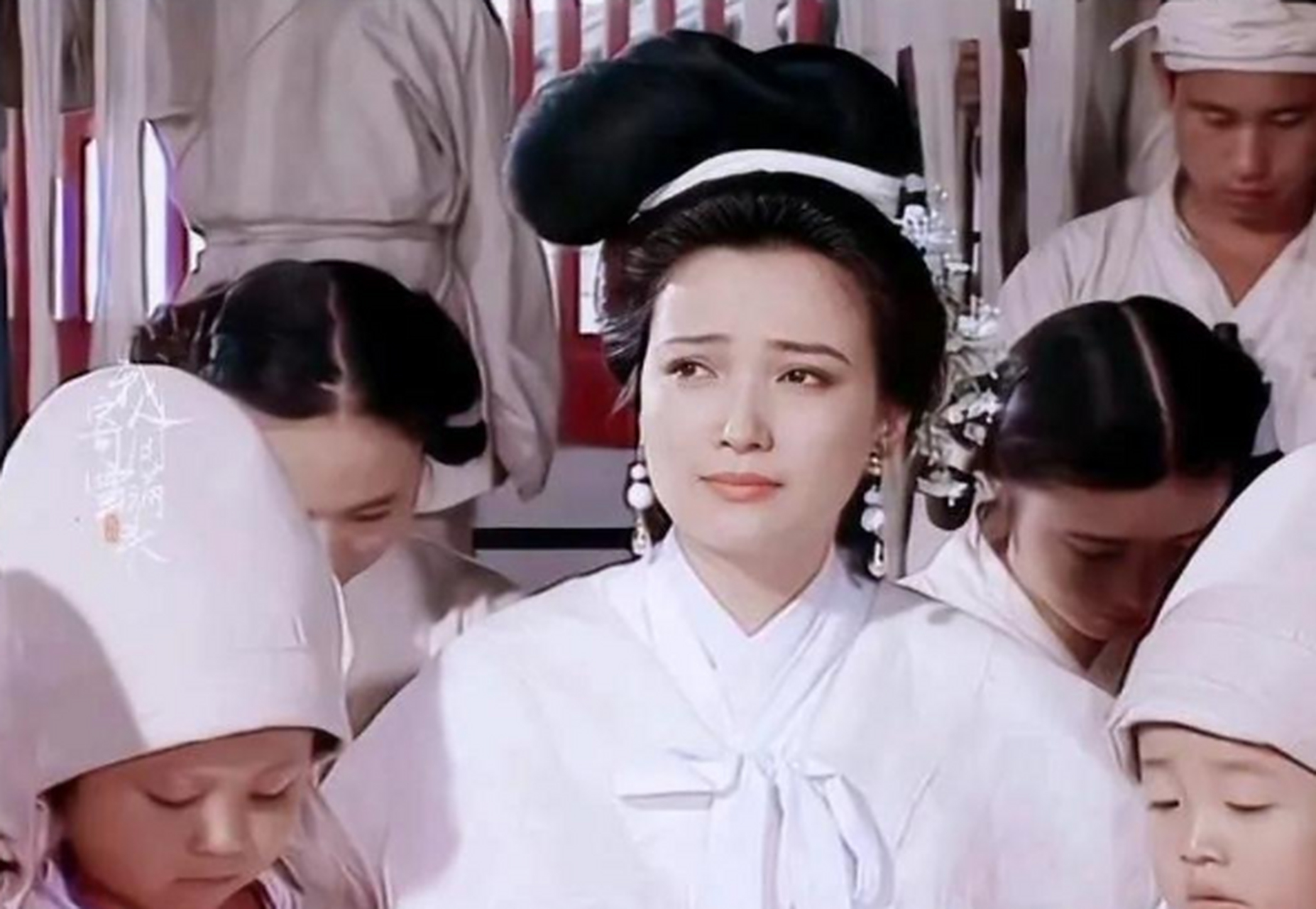 何晴在《三国演义》里饰演的周瑜夫人小乔的剧照,一身素白,梨花带雨