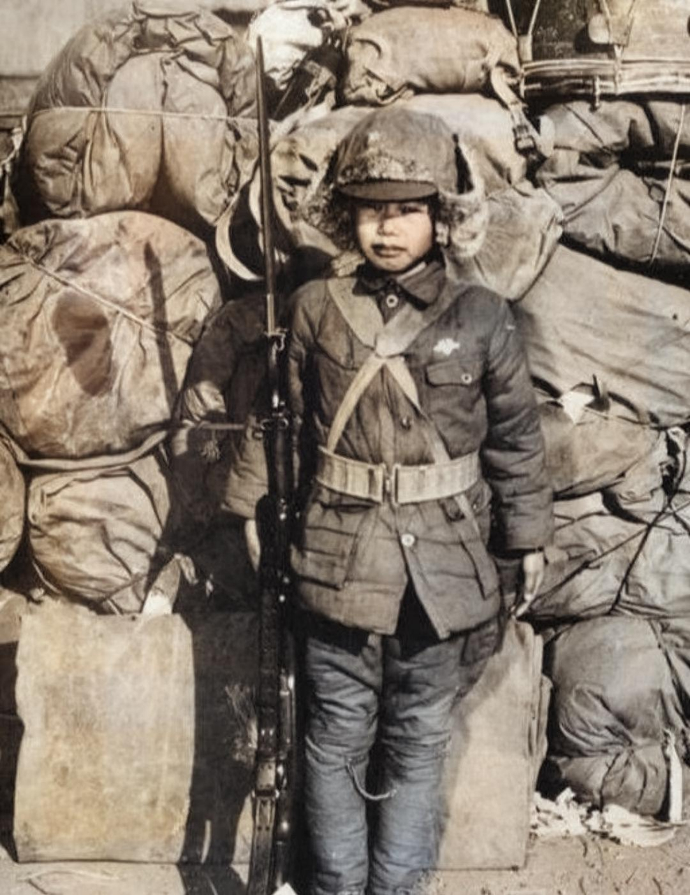 图为抗战时期一位抗日小战士的罕见留影.