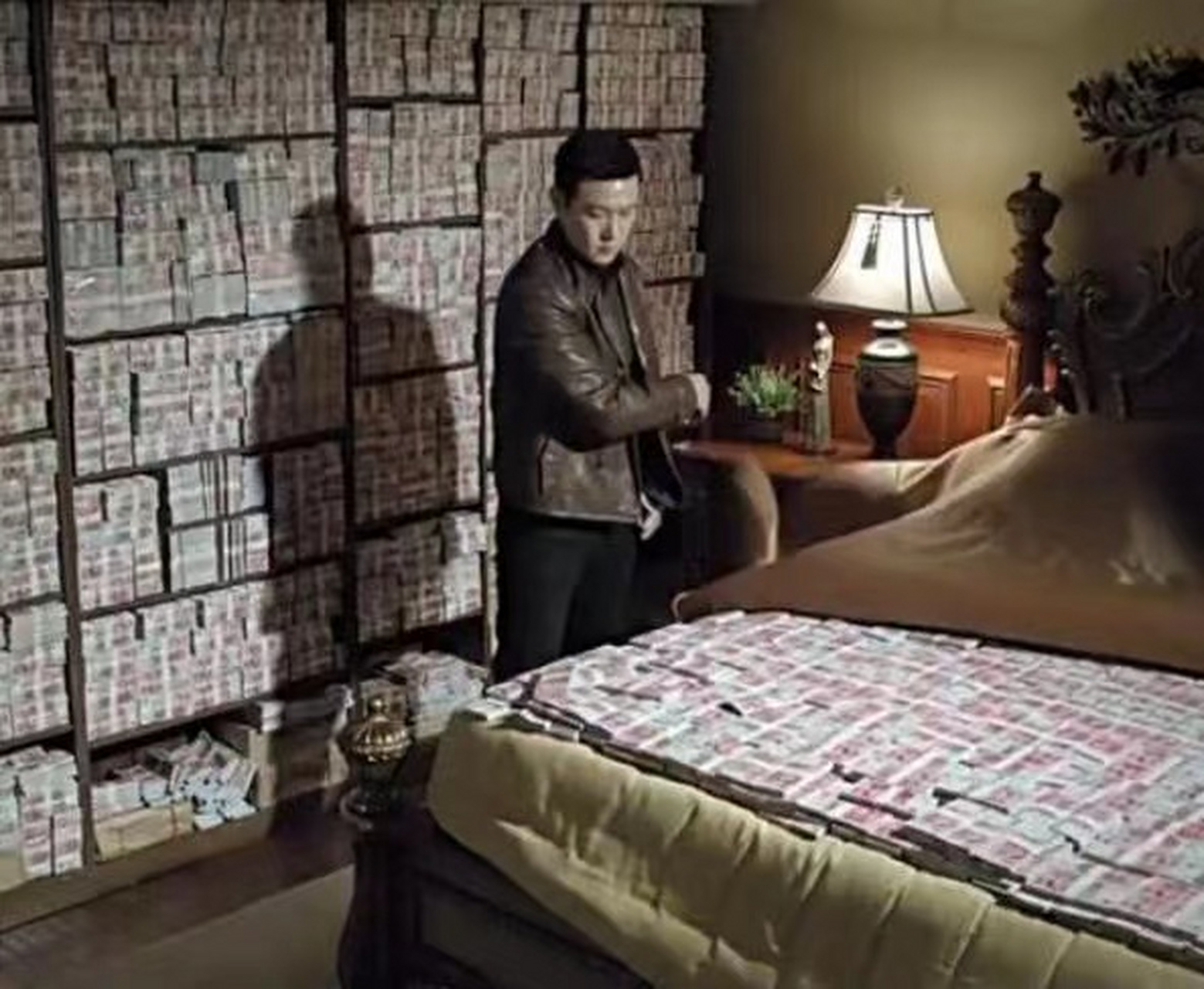 西安城的一局长被捕,家里搜出来6000万现金,老婆孩子