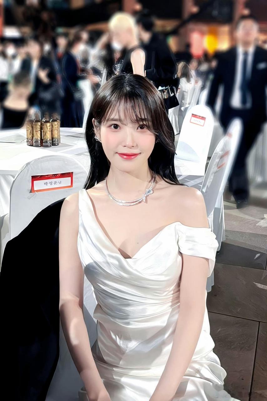 iu# 李知恩果然是胸怀大志的女人我承认我偷看了 可是她太诱人了啊