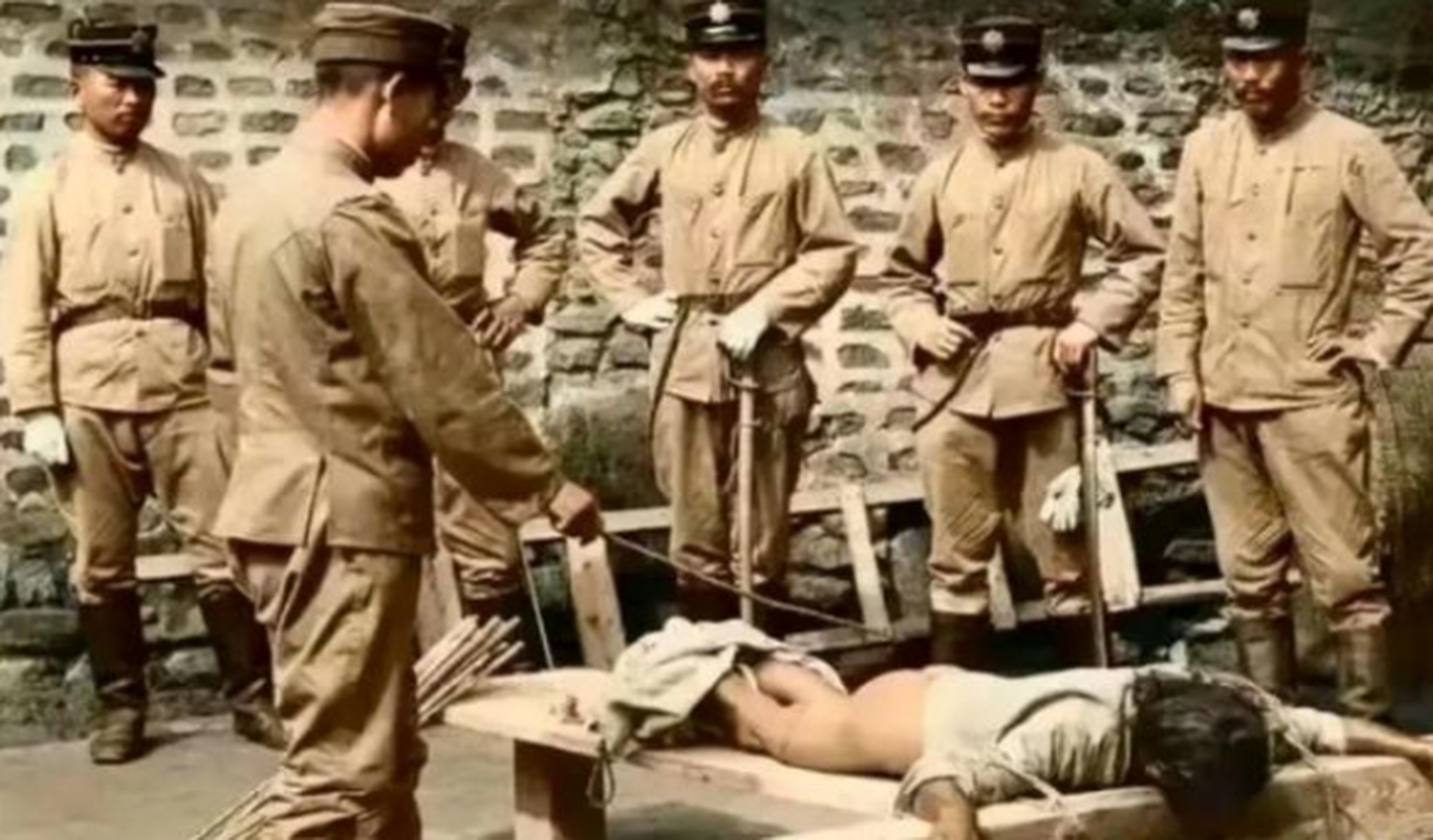 历史老照片: 日本侵华战争期间,沈阳日本关东军司令部宪兵队审讯中国