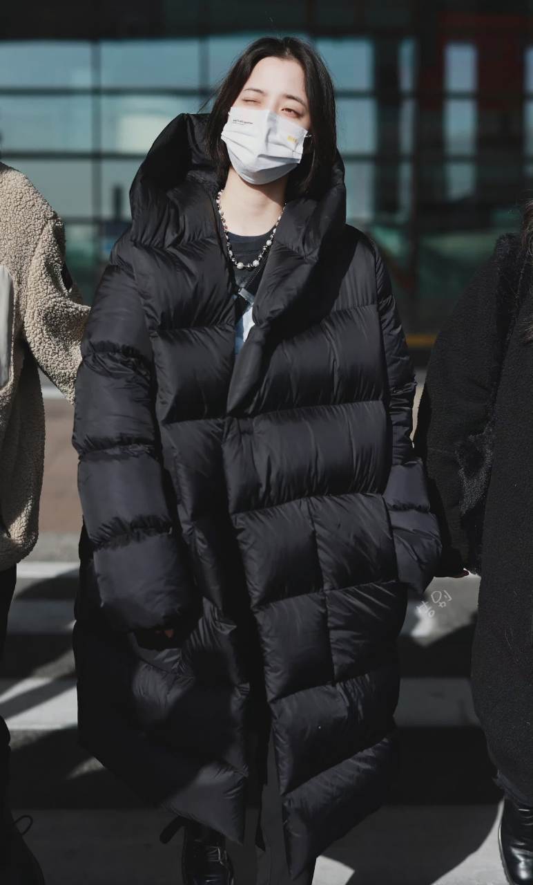 欧阳娜娜今日在机场分享自己的私服,身穿黑色羽绒服,艺人联名短袖长t