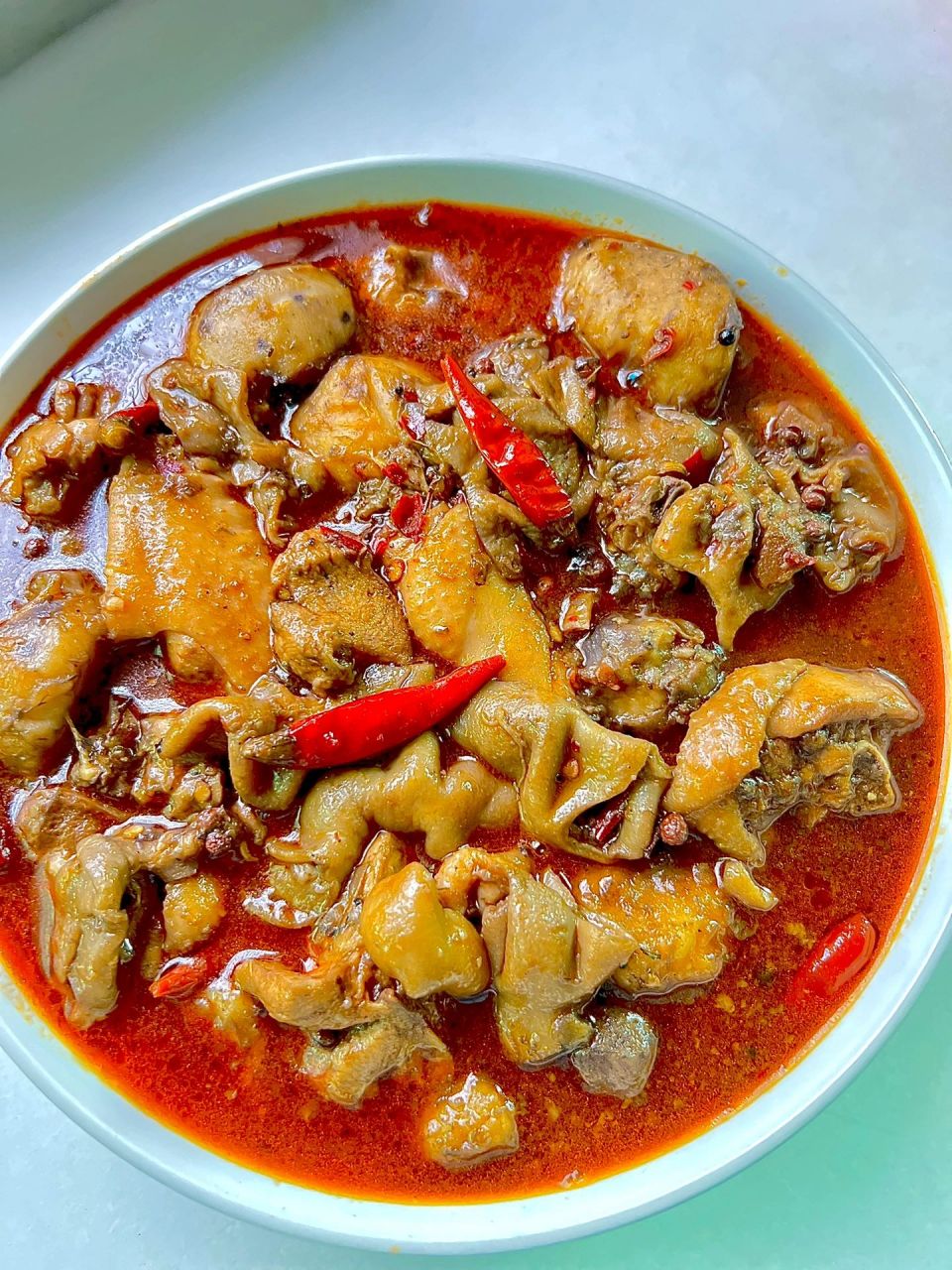 芋儿肥肠鸡,香辣入味 昨天下班回来买了两斤肥肠,一个人蹲着清洗了八