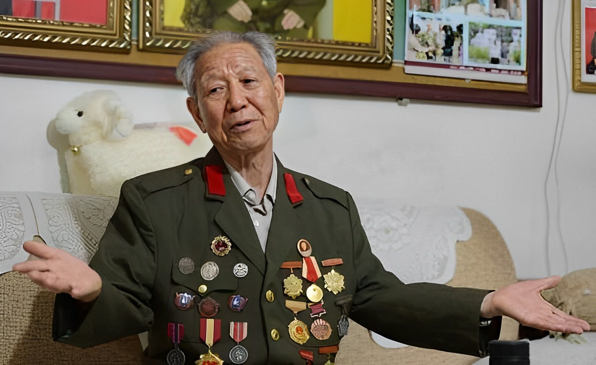 袁永福,一位传奇神枪手,曾五次荣立一等功,一人就能俘虏一个营,被称为