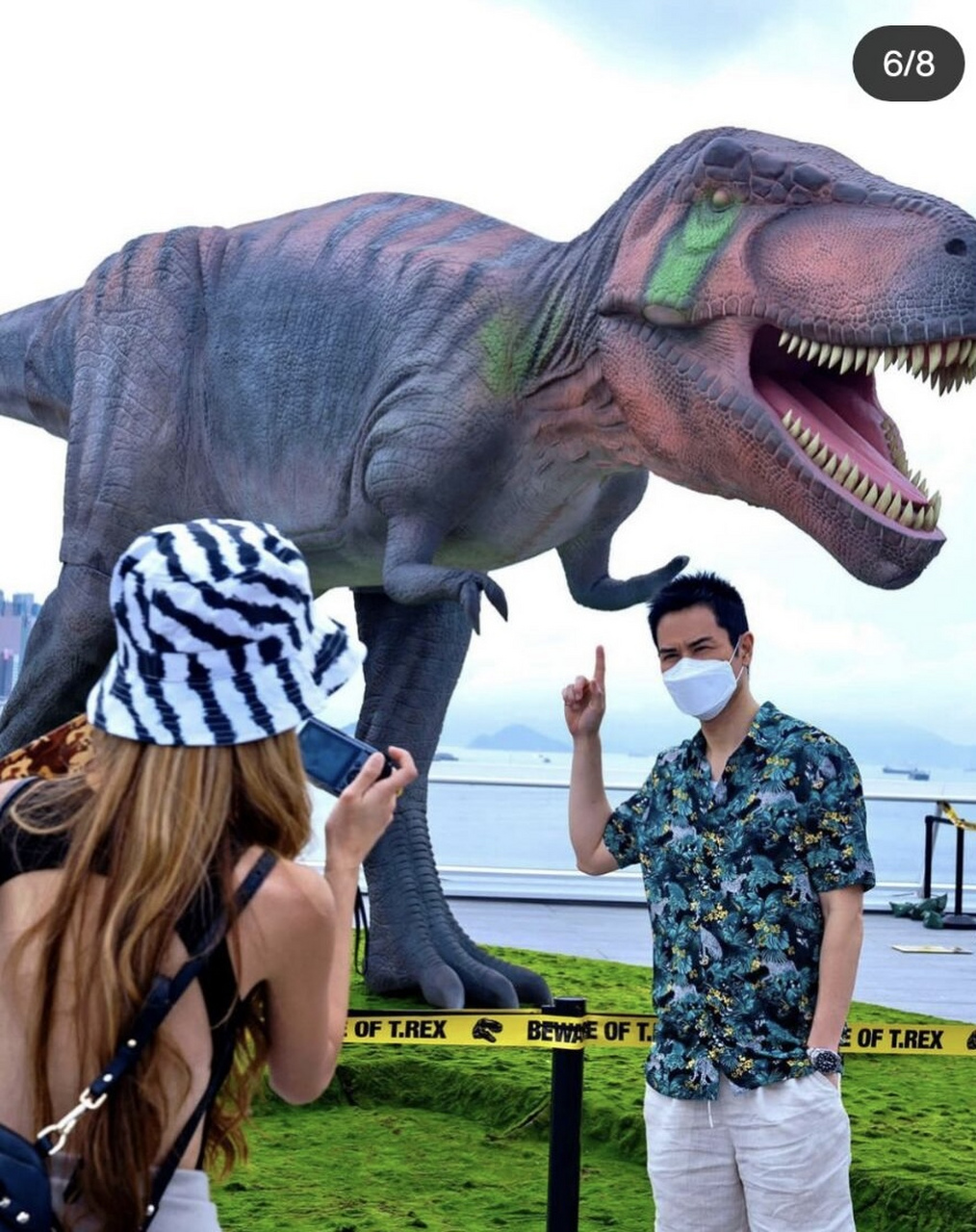 16日,郑嘉颖分享了一组带儿子参观恐龙展的画面.