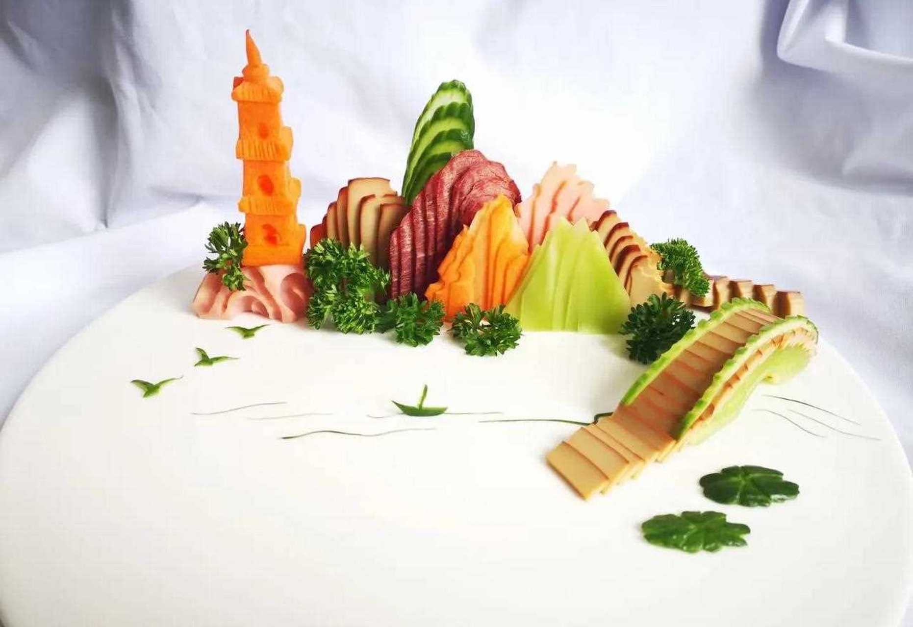 冷拼就是将制成的冷菜加以艺术处理,按一定的规格要求和形式拼摆在