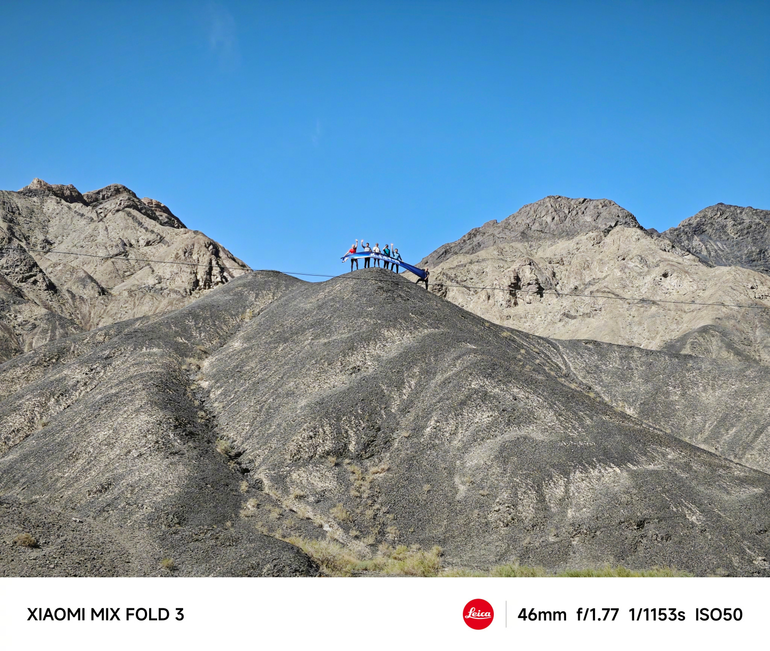 今天雷军在社交平台发布了一组用新机小米mix fold 3拍摄的照片,看