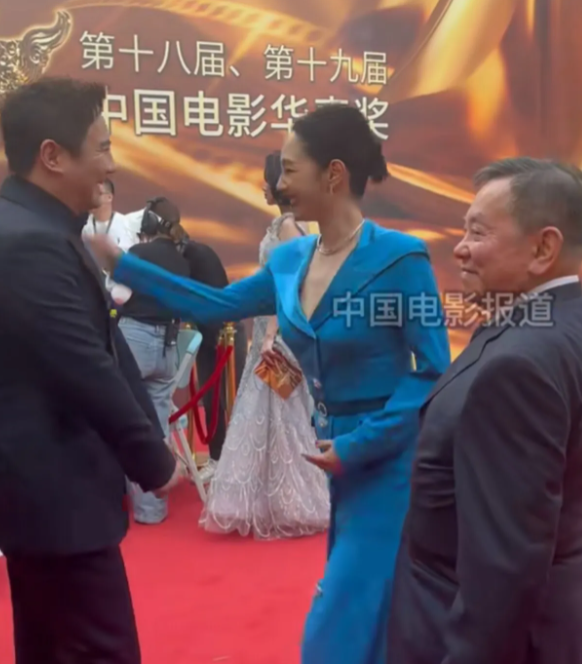 沈腾华表奖后台花式打招呼